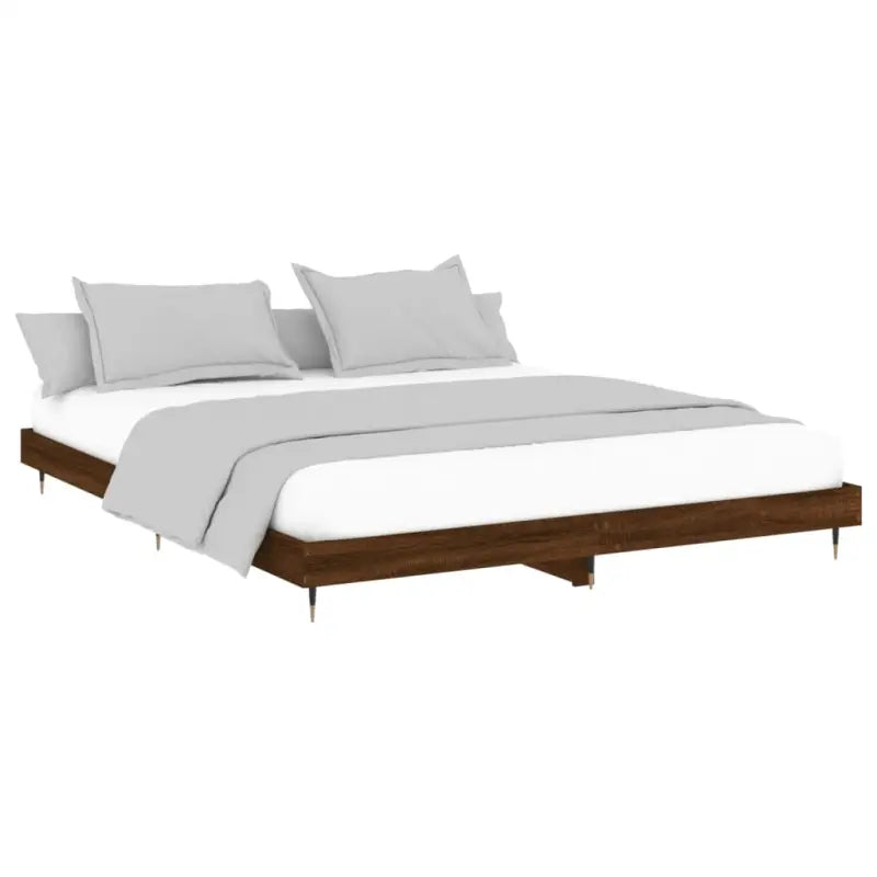 Bedframe met metalen poten en multiplex lattenbodem van bewerkt hout - Bedden & bedframes