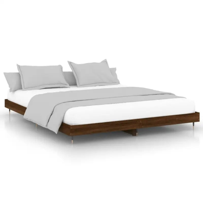 Bedframe met metalen poten en multiplex lattenbodem van bewerkt hout - Bedden & bedframes