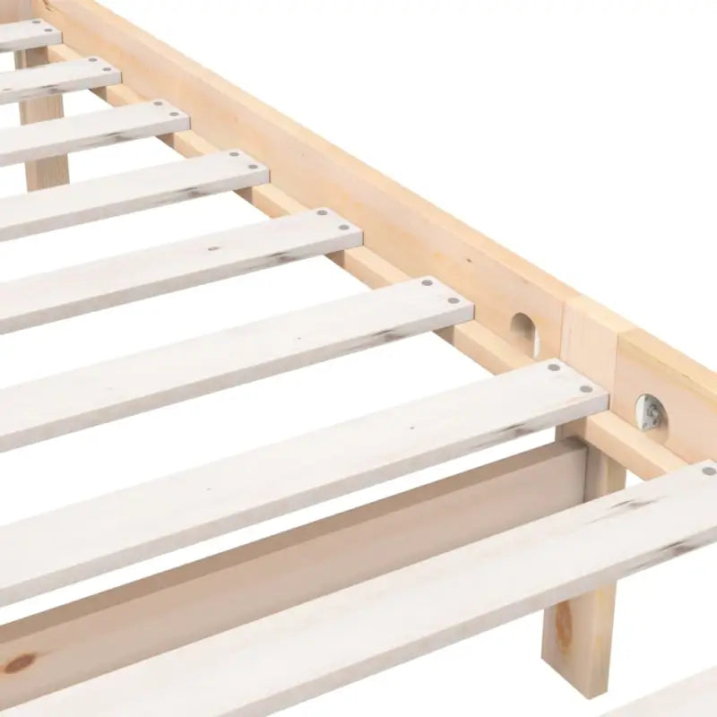 Eenvoudig bedframe van massief grenenhout voor een tijdloze slaapkamer uitstraling - Bedden & bedframes