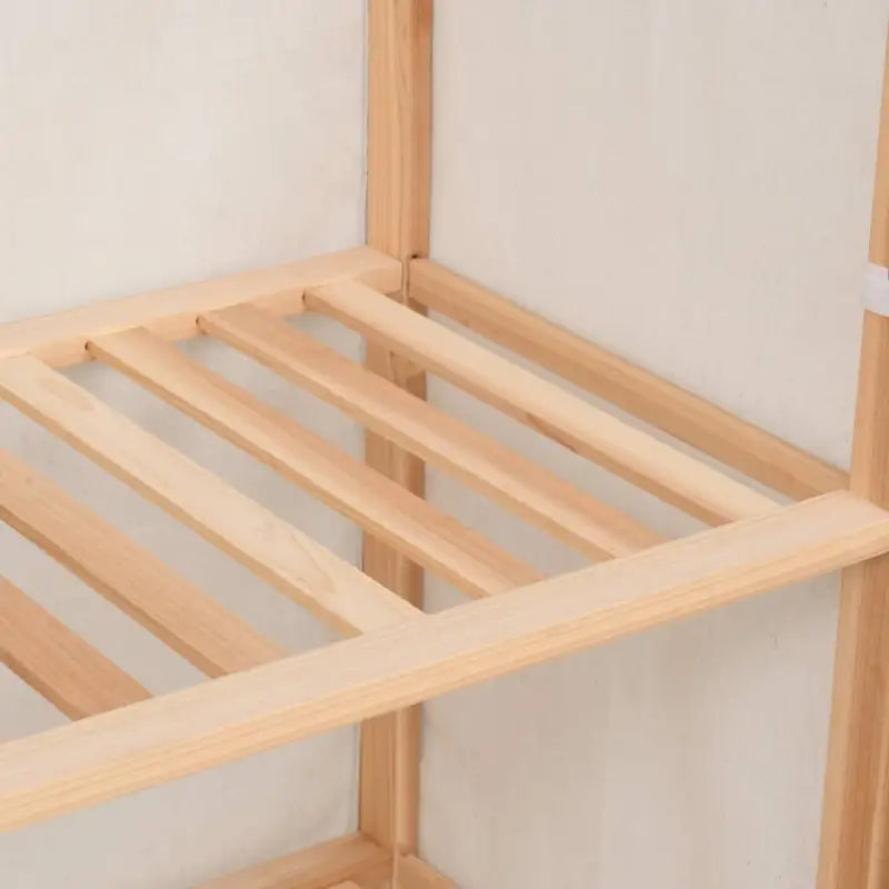 Functionele kledingkast met opbergruimte en warme uitstraling - Kledingkasten