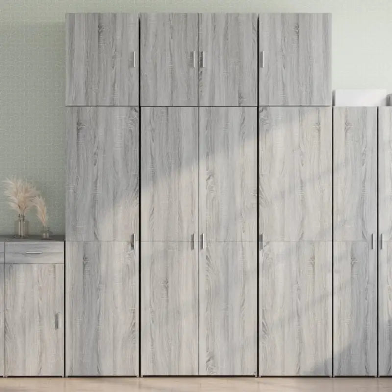 Hoge kast in grijs sonoma van bewerkt hout met elegante uitstraling - Dressoirs & buffetkasten
