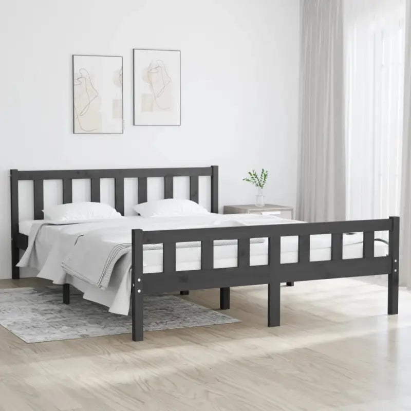Klassiek bedframe van massief grenenhout voor een tijdloze slaapkamer uitstraling - Grijs / 150 x 200 cm - Bedden &