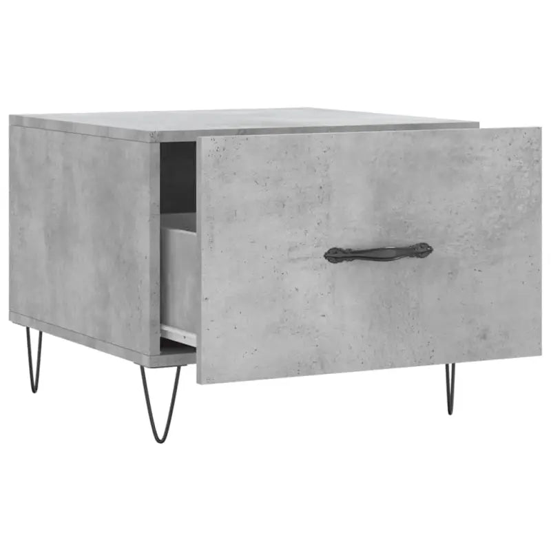 Salontafel met ijzeren poten en bewerkt hout voor een elegante woonkamer - Salontafels