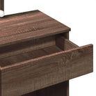 Slaapkamerkaptafels van bewerkt hout met binnen handbereik cosmetica - Slaapkamerkaptafels