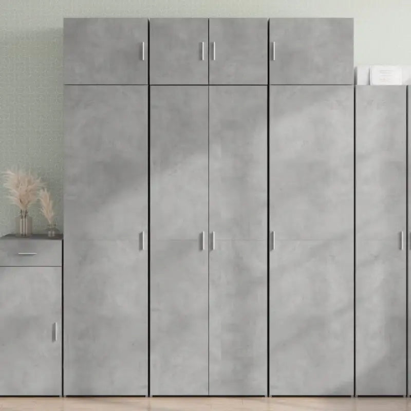 Trendy hoge kast van bewerkt hout voor een elegante interieurstijl - Betongrijs / 1 - Dressoirs & buffetkasten