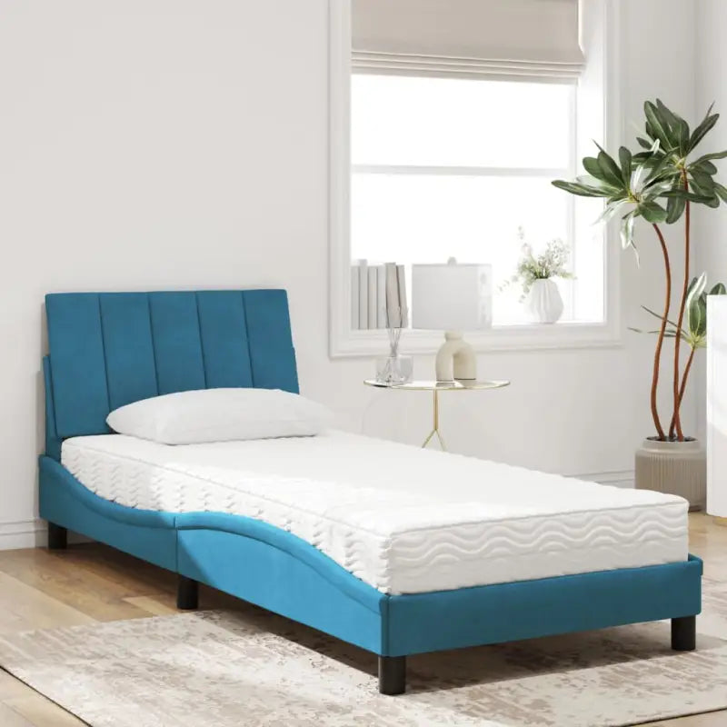 Bed met multiplex lattenbodem en 22d PU-schuim in blauw materiaal - Bedden & bedframes