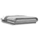 Bed met RGB LED-verlichting en bewerkt hout voor een stabiele nachtrust - Grijs sonoma / 140 x 190 cm - Bedden &