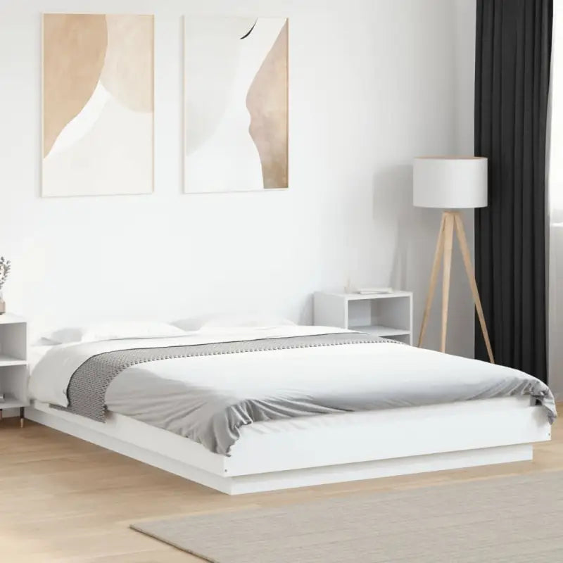 Bed met RGB LED-verlichting en bewerkt hout voor een stabiele nachtrust - Bedden & bedframes