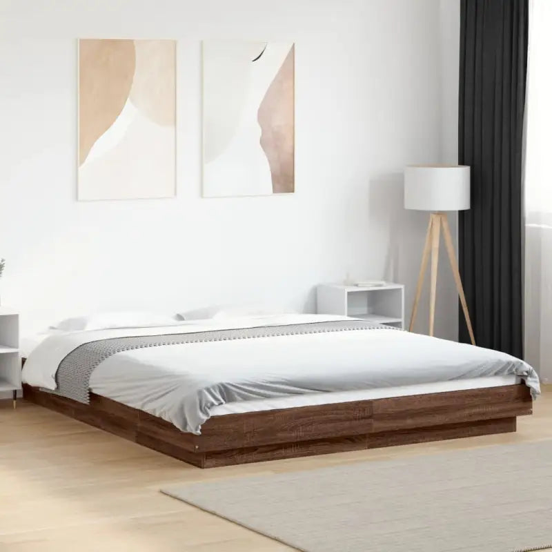 Bed met RGB LED-verlichting en bewerkt hout voor een stabiele nachtrust - Bruin / 150 x 200 cm - Bedden & bedframes
