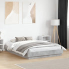 Bedframe in Grijs Sonoma met duurzaam bewerkt hout voor comfortabele nachten - Betongrijs / 135 x 190 cm - Bedden &