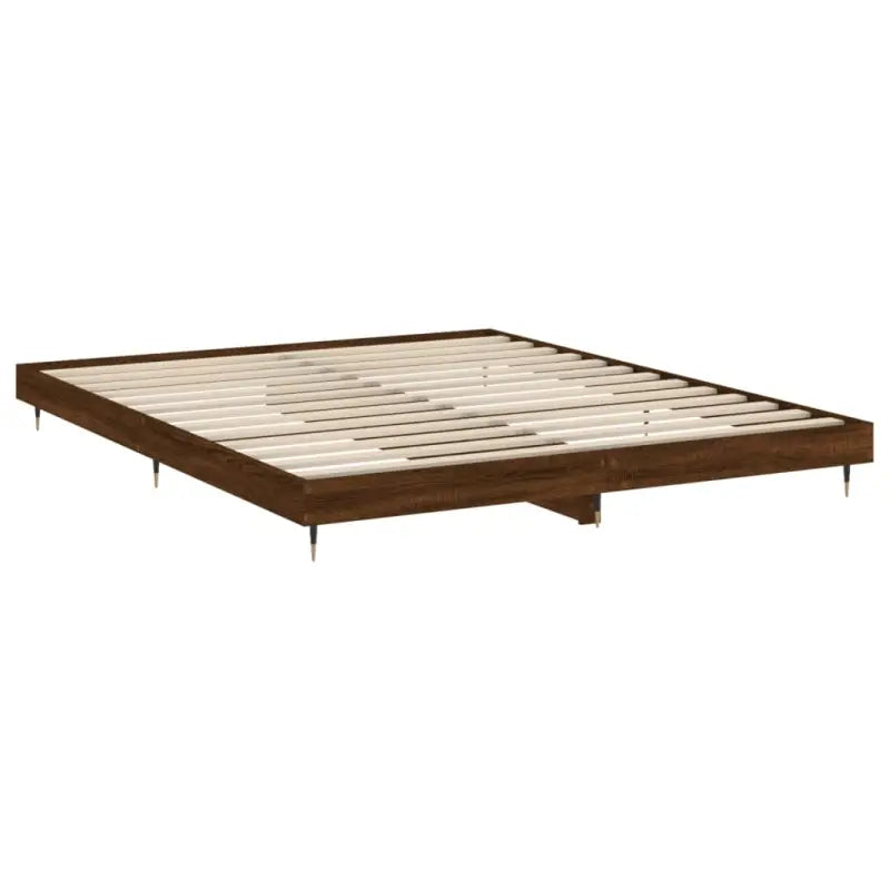 Bedframe met metalen poten en multiplex lattenbodem van bewerkt hout - Bedden & bedframes