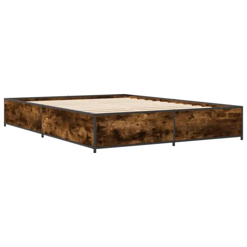 Bedframe met metalen poten en multiplex lattenbodem van bewerkt hout - Bedden & bedframes
