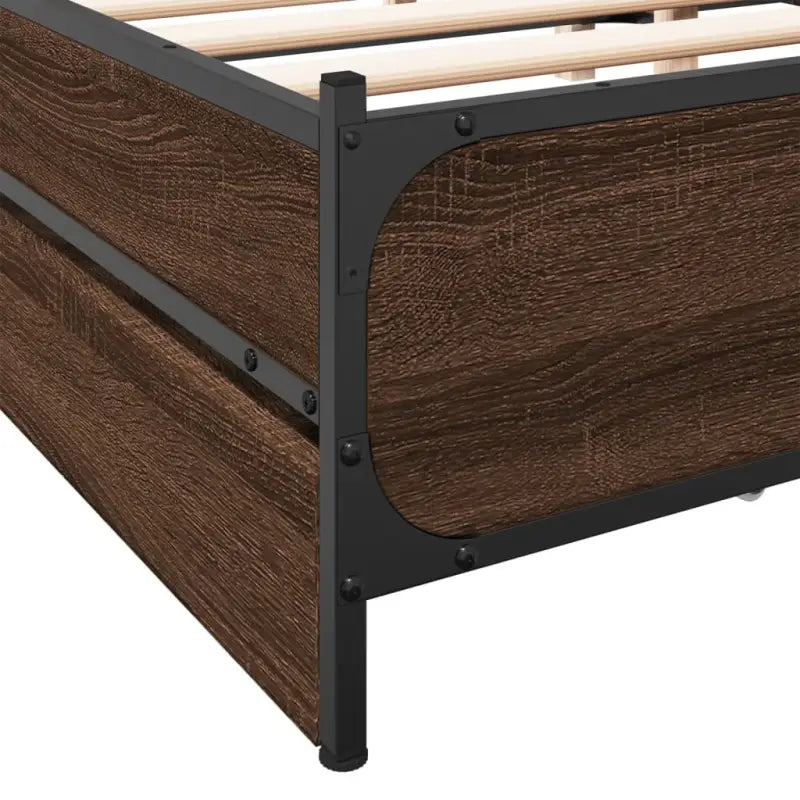 Bedframe met metalen poten en multiplex lattenbodem van bewerkt hout - Bedden & bedframes