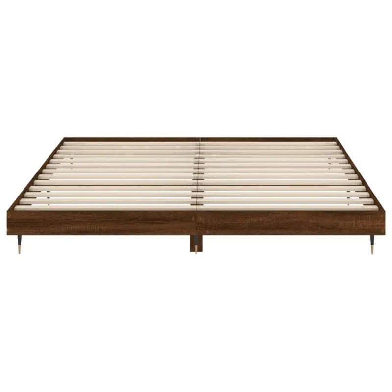 Bedframe met metalen poten en multiplex lattenbodem van bewerkt hout - Bedden & bedframes