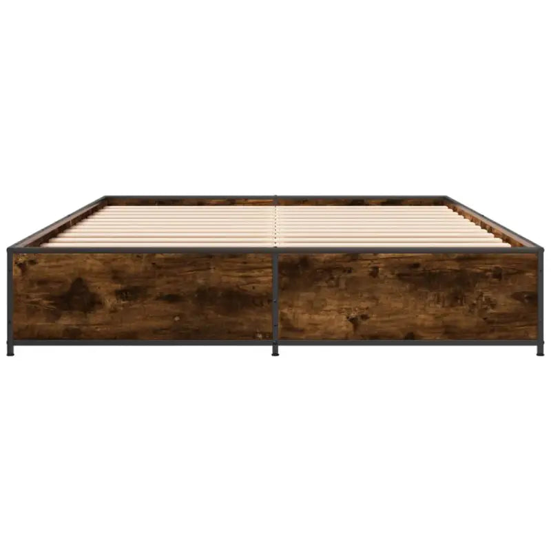 Bedframe met metalen poten en multiplex lattenbodem van bewerkt hout - Bedden & bedframes
