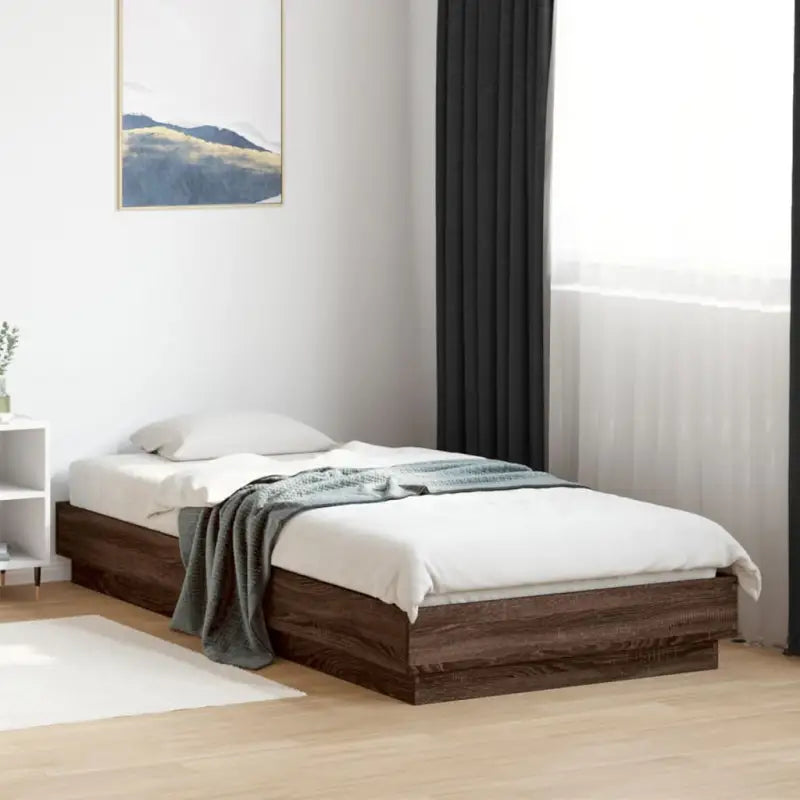 Bedframe van bewerkt hout in grijs sonoma voor een stabiele slaapkamer - bruin eikenkleur / 90 x 200 cm - Bedden &