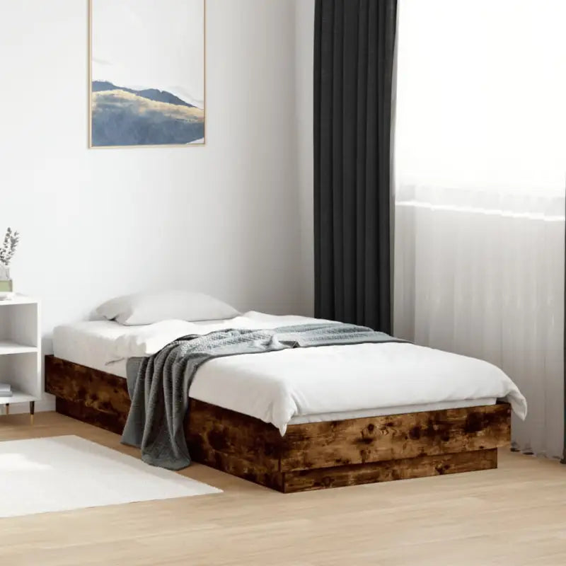 Bedframe van bewerkt hout in grijs sonoma voor een stabiele slaapkamer - Gerookt eiken / 75 x 190 cm - Bedden &