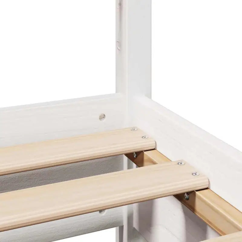 Bedframe van massief grenenhout in wit materiaal voor een goede nachtrust - Bedden & bedframes