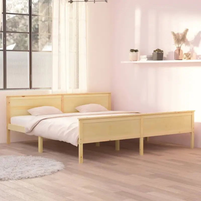 Bedframe van massief grenenhout met tijdloos en eenvoudig ontwerp - Naturel / 200 x 200 cm - Bedden & bedframes