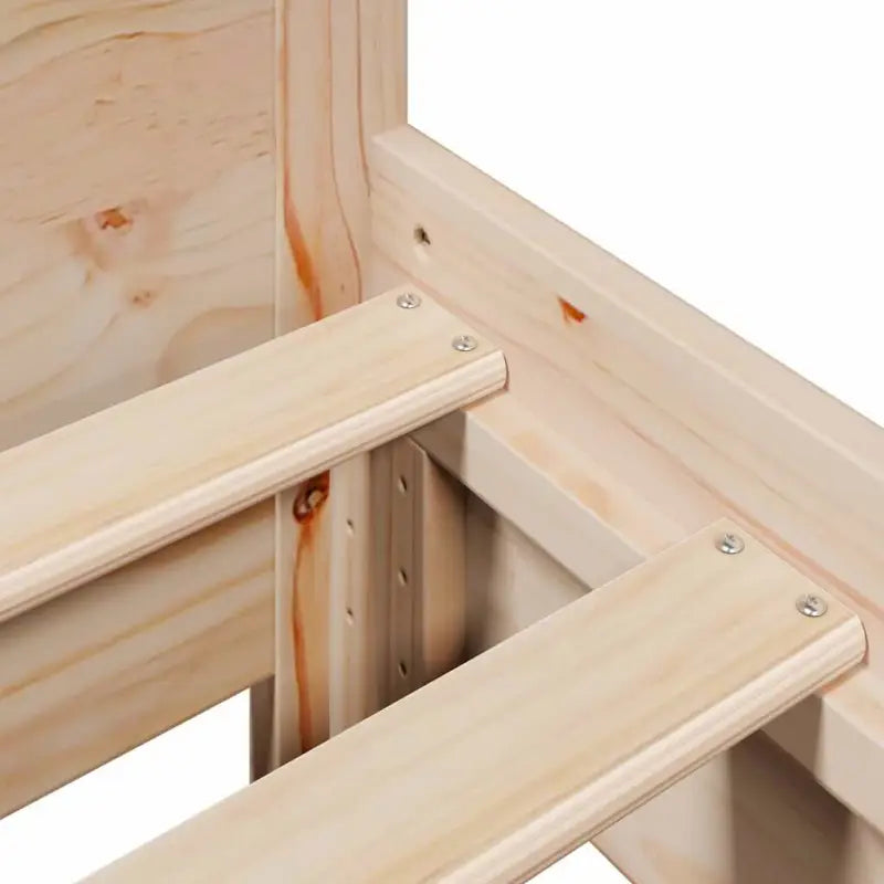 Bedframe van massief grenenhout voor een stevige en duurzame slaapruimte - Bedden & bedframes