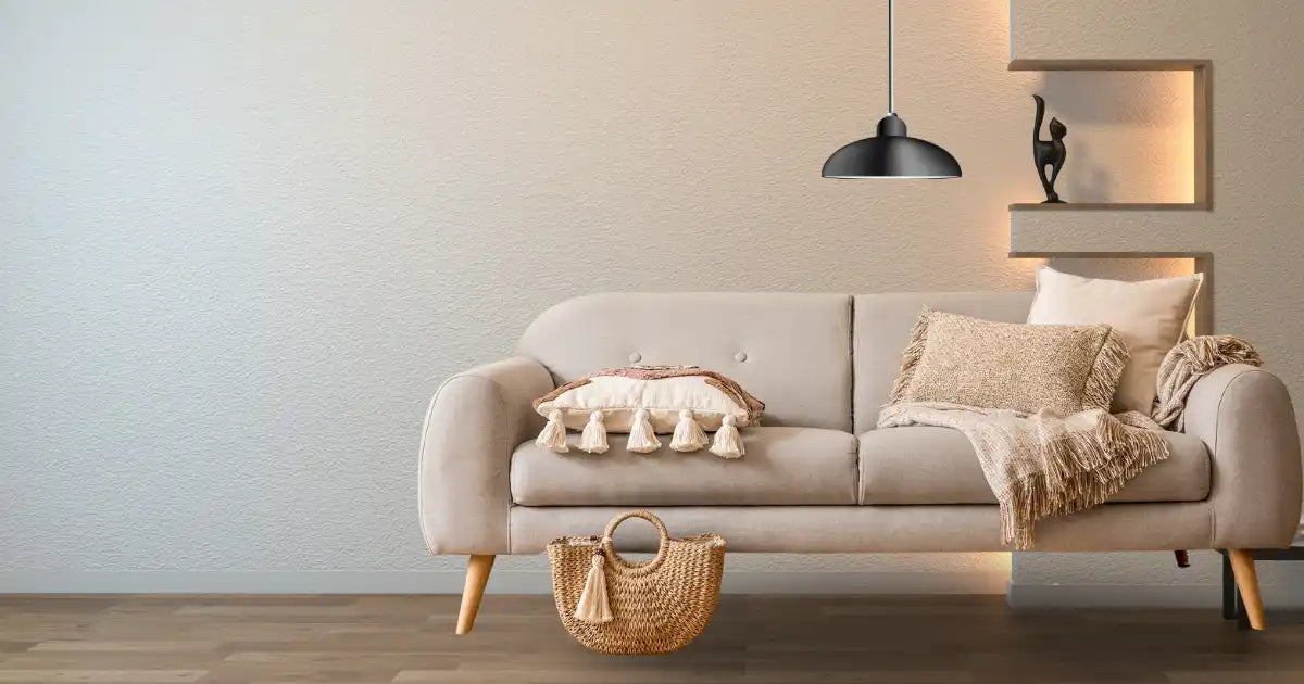 Beige bank met decoratieve kussens.