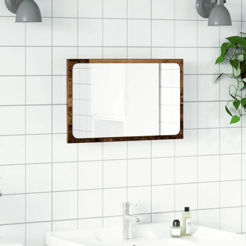 Bewerkt hout badkamerspiegel met strak ontwerp en funktionaliteit - Badkamerkaptafels
