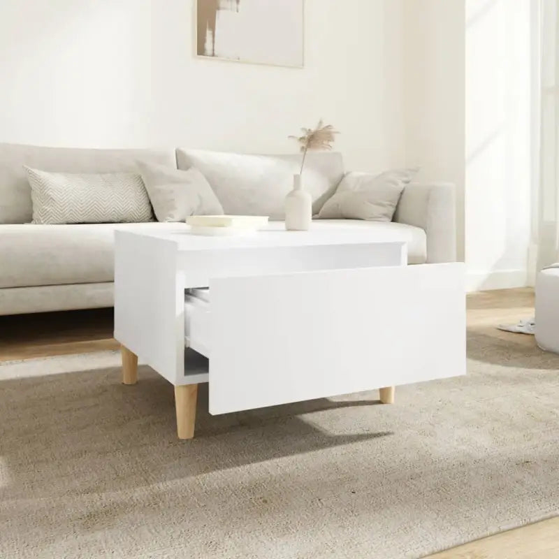 Bijzettafels met bewerkt hout en houten poten voor een Scandinavisch interieur - Bijzettafels