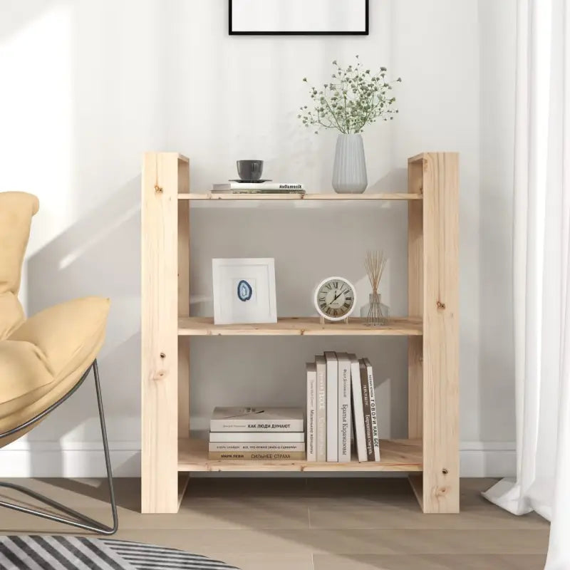 Boekenkast biedt stijl en functionaliteit in massief grenenhout - Boekenkasten