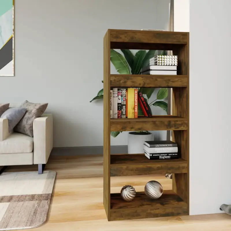 Boekenkast van bewerkt gerookt eiken hout voor kamerscherm gebruikt - Boekenkasten