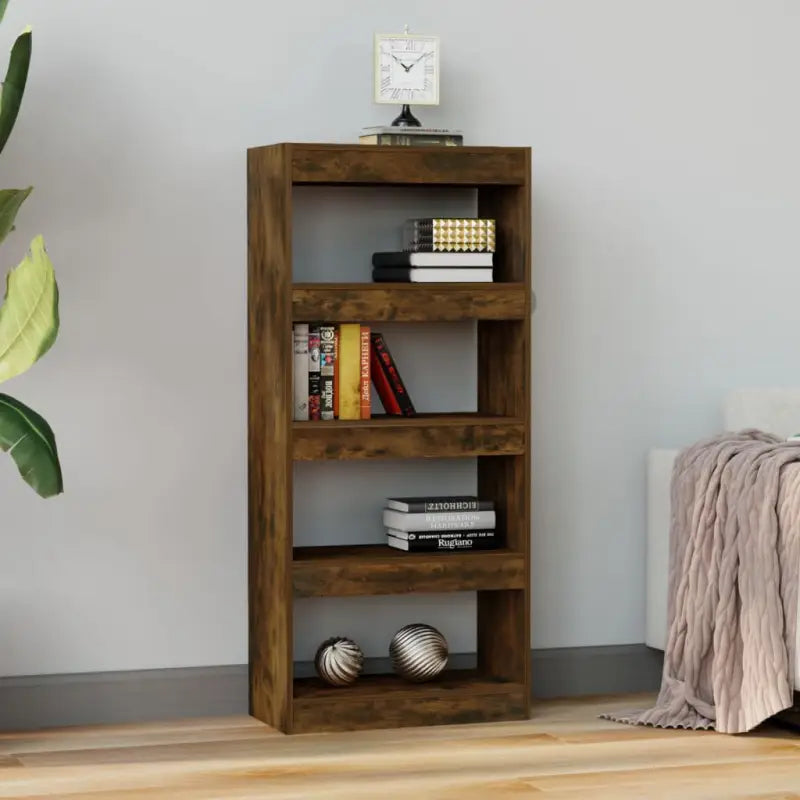 Boekenkast van bewerkt gerookt eiken hout voor kamerscherm gebruikt - Boekenkasten