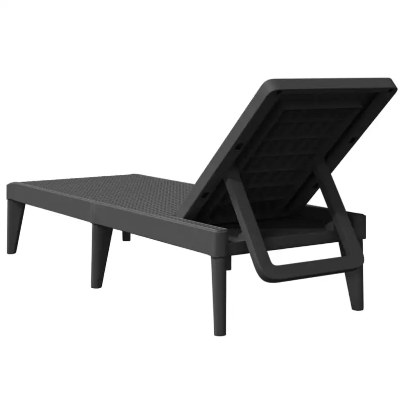 Comfortabele ligbed met verstelbare rugleuning en rattan uitstraling - Ligstoelen