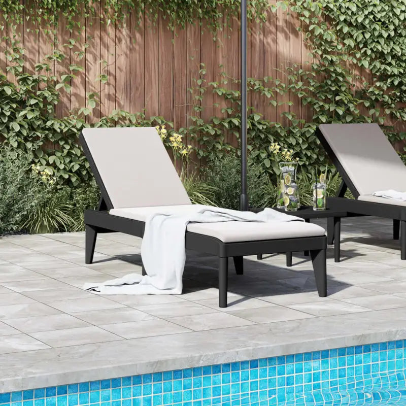 Comfortabele ligbed met verstelbare rugleuning en rattan uitstraling - Ligstoelen
