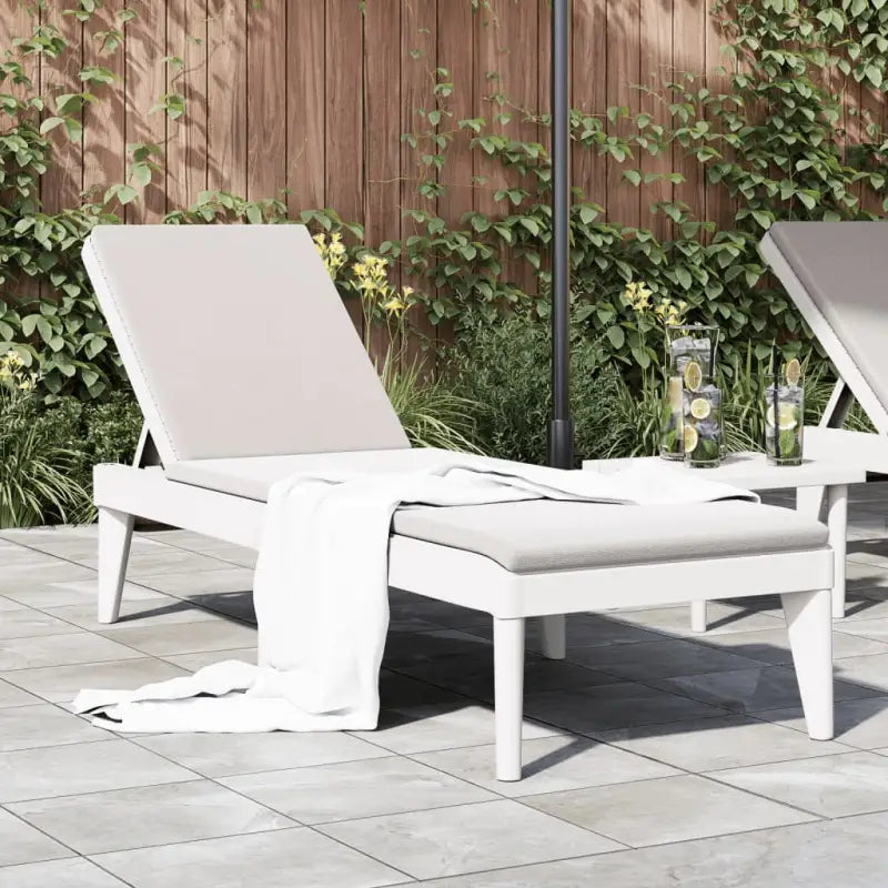 Comfortabele ligbed met verstelbare rugleuning en rattan uitstraling - Wit / 1 - Ligstoelen
