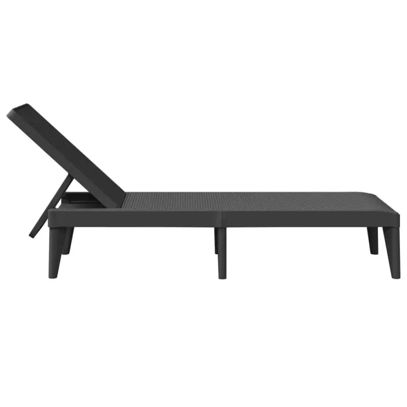 Comfortabele ligbed met verstelbare rugleuning en rattan uitstraling - Ligstoelen
