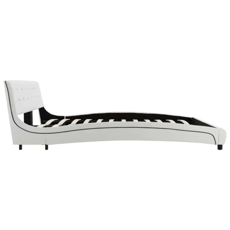 Elegant klassiek bedframe met stalen poten en gemakkelijk schoon te maken gevoerde hoes - Bedden & bedframes