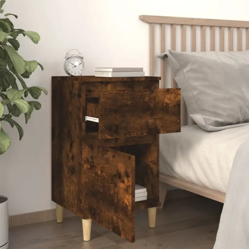 Elegant nachtkastje van bewerkt hout voor een tijdloze uitstraling - Nachtkastjes