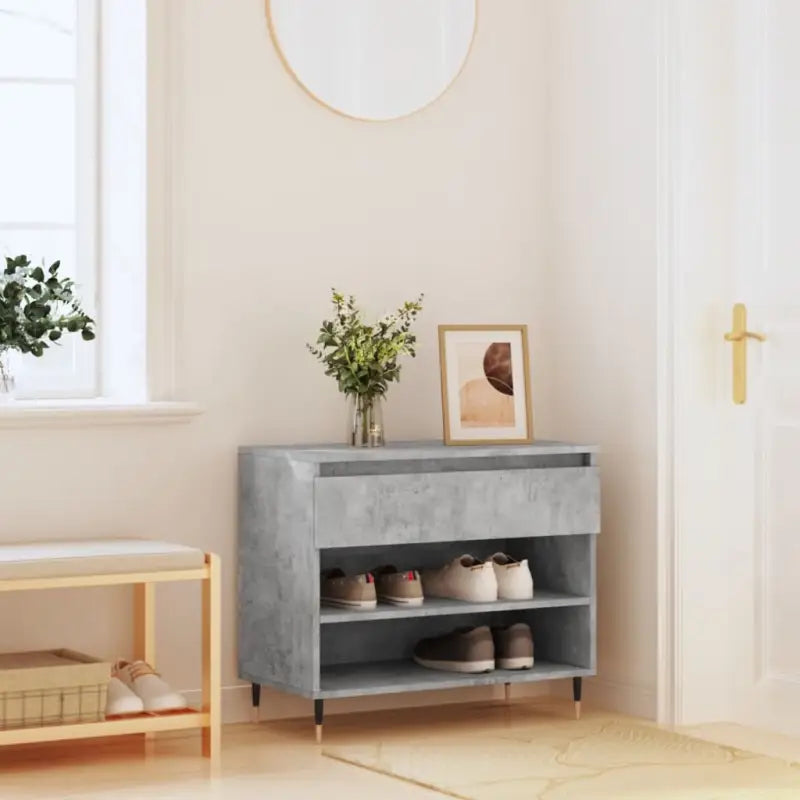 Elegant schoenenkast van bewerkt hout met metalen poten voor opgeruimdheid - Schoenenrekken