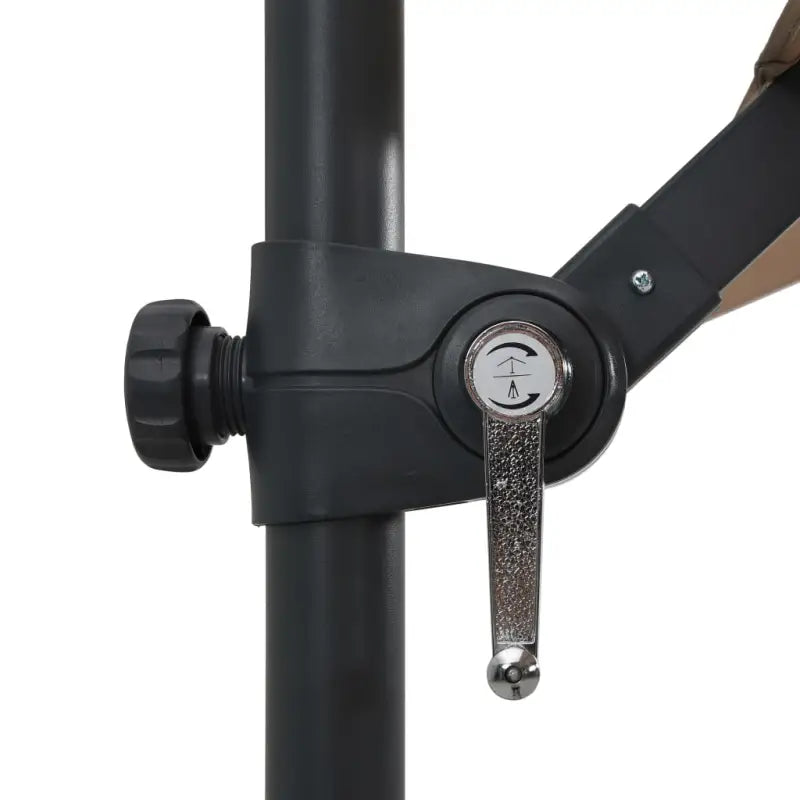 Elegante hangende parasol met LED-verlichting en stalen paal voor zorg ervoor tijdens zware regenval - Parasols