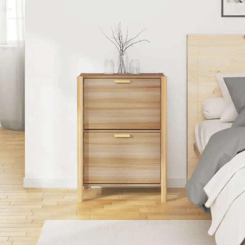 Elegante schoenenkast van bewerkt hout met houten poot voor een nette ruimte - Schoenenrekken