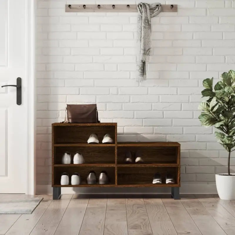 Elegante schoenenkast van bewerkt hout met metalen poten voor een opgeruimd huis - Schoenenrekken