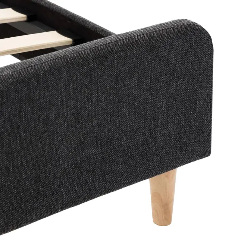 Elegante slaapkamer met klassiek bedframe en gepoedercoat stalen poten - Bedden & bedframes