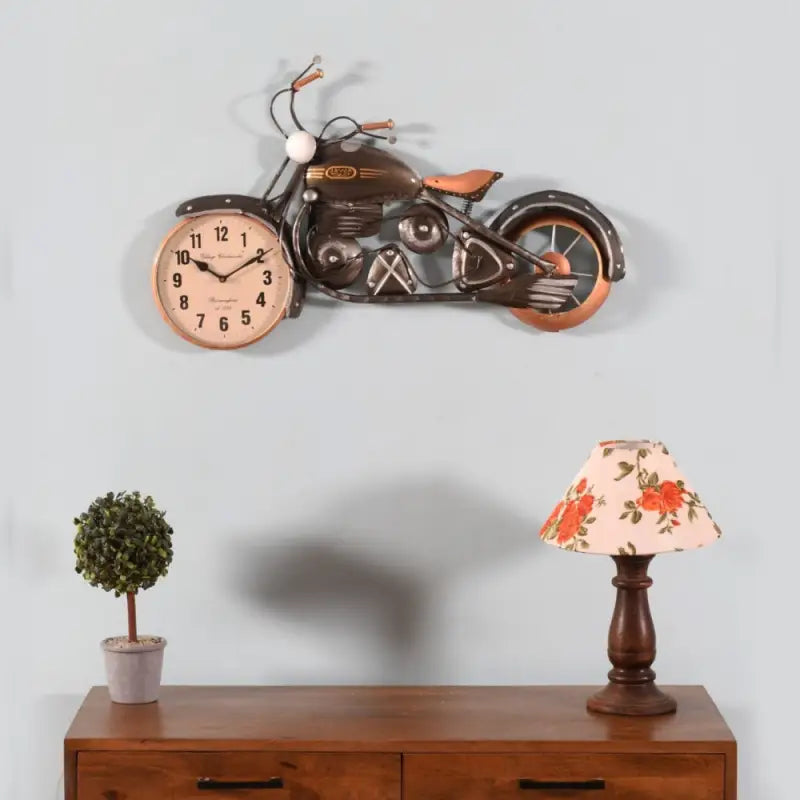 Functionele klok in de vorm van een vintage motor voor motorliefhebbers