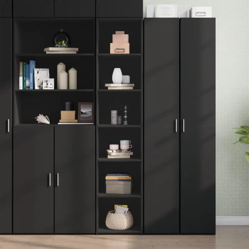 Hoge kast van bewerkt hout voor een elegante uitstraling in je bestaande interieur - Dressoirs & buffetkasten