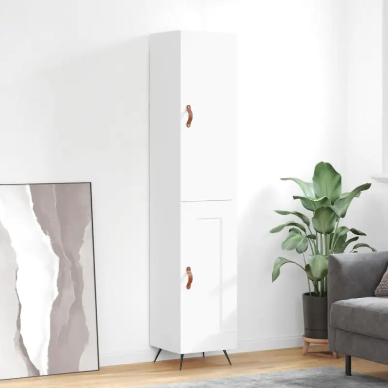 Hoge kast van bewerkt hout voor een trendy en duurzame interieurstijl - Dressoirs & buffetkasten