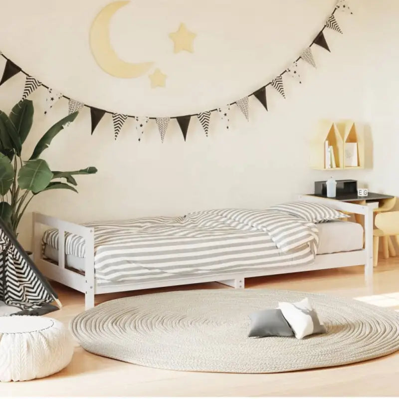 Houten kinderbedframe van massief grenenhout met tijdloos design - Peuter- & kinderbedden