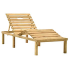 Houten loungebed met kussen en tafeltje voor een rustieke buitenruimte - Ligstoelen