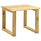 Houten loungebed met kussen en tafeltje voor een rustieke buitenruimte - Ligstoelen