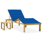 Houten loungebed met kussen en tafeltje voor een rustieke buitenruimte - Ligstoelen