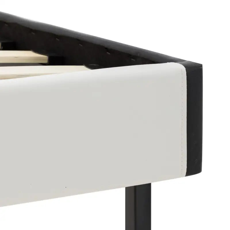 Klassiek bedframe met gepoedercoat stalen poten en elegante charme - Bedden & bedframes