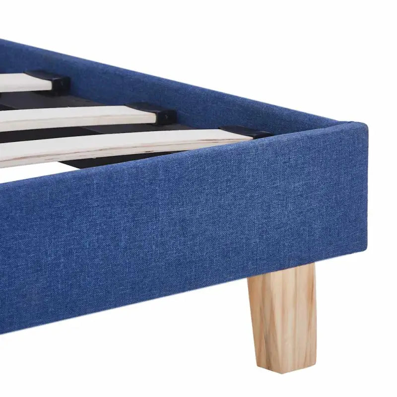 Klassiek bedframe met houten poten en elegante charme - Bedden & bedframes